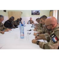 Le colonel Emmanuel Violante-Charbuy préside une réunion de commandement à Gao, au Mali.