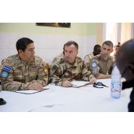 Des représentants des Nations Unies et de la force Barkhane participent à une réunion de commandement à Gao, au Mali.