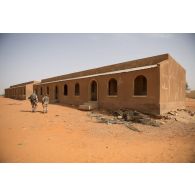 Des agents de coopération civilo-militaire se dirigent vers l'école Sahara à Gossi, au Mali.