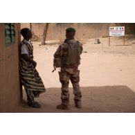 Un légionnaire parachutiste des action civilo-militaires assure la sécurité du périmètre à Gossi, au Mali.