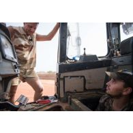 L'adjudant-chef Laurent et le première classe Kévin du 19e régiment du génie (RG) réparent un bulldozer sur une zone de chantier à Gossi, au Mali.