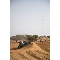 Un bulldozer du 19e régiment du génie (RG) réalise un amas de sable pour son chargement par camion-benne à Gossi, au Mali.