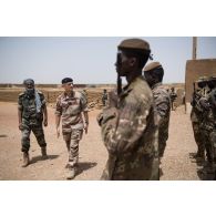Le général Frédéric Blachon est accueilli par un piquet d'honneur de l'armée malienne à son arrivée sur le camp de Gossi, au Mali.