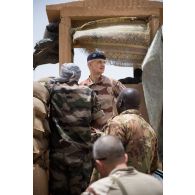 Le général Frédéric Blachon visite un poste de combat de l'armée malienne à Gossi, au Mali.