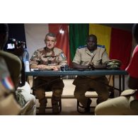 Le général Frédéric Blachon participe à une conférence de presse aux côtés du sous-préfet Boubacar Sangaré à Gossi, au Mali.