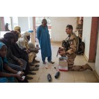 Le lieutenant Bastien du 2e régiment étranger de génie (REG) présente un fac-similé d'engin explosif improvisé (EEI) à des habitants de N'Daki, au Mali.