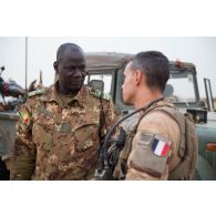 Le capitaine Guillaume du partenariat militaire opérationnel (PMO) rencontre le chef d'unité des forces armées maliennes (FAMa) à N'Daki, au Mali.