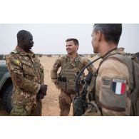 Les capitaines Guillaume du partenariat militaire opérationnel (PMO) et Joffrey du 7e bataillon de chasseurs alpins (BCA) rencontrent le chef d'unité des forces armées maliennes (FAMa) à N'Daki, au Mali.