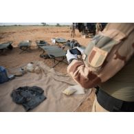 Le maréchal des logis-chef Laurent de la gendarmerie prévôtale prend en photographie des matériels saisis aux groupes armés terroristes (GAT) dans le secteur de N'Daki, au Mali.