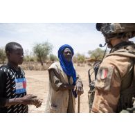 Un chef de groupe du 7e bataillon de chasseurs alpins (BCA) discute avec des habitants de Bangui Mallam, au Mali.