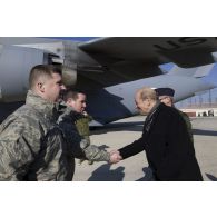 Le ministre de la Défense Jean-Yves Le Drian rencontre l'équipage américain d'un avion Douglas C-17 de l'US Air Force aux côtés du colonel Jean-Luc Moritz lors de sa visite sur la base aérienne (BA) 125 d'Istres.