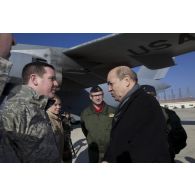 Le ministre de la Défense Jean-Yves Le Drian rencontre l'équipage américain d'un avion Douglas C-17 de l'US Air Force aux côtés du colonel Jean-Luc Moritz lors de sa visite sur la base aérienne (BA) 125 d'Istres.
