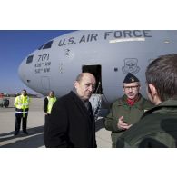 Le ministre de la Défense Jean-Yves Le Drian visite un avion américain Douglas C-17 de l'US Air Force aux côtés du colonel Jean-Luc Moritz lors de sa visite sur la base aérienne (BA) 125 d'Istres.
