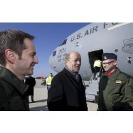 Le ministre de la Défense Jean-Yves Le Drian visite un avion américain Douglas C-17 de l'US Air Force aux côtés du colonel Jean-Luc Moritz lors de sa visite sur la base aérienne (BA) 125 d'Istres.