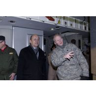 Le ministre de la Défense Jean-Yves Le Drian visite un avion américain Douglas C-17 de l'US Air Force lors de sa visite sur la base aérienne (BA) 125 d'Istres.