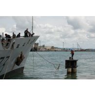 L'équipage de la frégate Ventôse manoeuvre pour amarrer le bâtiment au quai de la base navale de Fort-de-France, en Martinique.