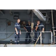L'équipage de la frégate Ventôse manoeuvre pour amarrer le bâtiment au quai de la base navale de Fort-de-France, en Martinique.