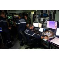 L'équipe du centre opérationnel de la frégate Ventôse se prépare à traquer les trafiquants en mer des Caraïbes.