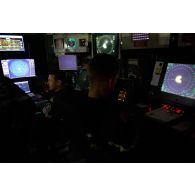 Les techniciens radaristes surveillent leurs écrans au centre opérationnel de la frégate Ventôse, en mer des Caraïbes.