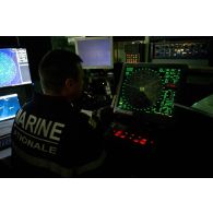 Un technicien radariste surveille ses écrans au centre opérationnel de la frégate Ventôse, en mer des Caraïbes.