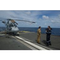 Un pilote de la flottille 36F répond à l'interview d'une équipe image de l'ECPAD à bord de la frégate de surveillance Ventôse, en mer des Caraïbes.