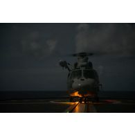 Décollage d'un hélicoptère Panther AS-565 de la flottille 36F depuis la frégate de surveillance Ventôse pour une mission nocturne en mer des Caraïbes.