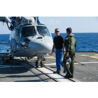 Un pilote de la fottille 36F fait le tour de son hélicoptère Panther AS-565 avant de partir en mission à bord de la frégate de surveillance Ventôse, en mer des Caraïbes.