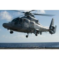 Décollage d'un hélicoptère Panther AS-565 de la flottille 36F depuis la frégate de surveillance Ventôse pour une mission en mer des Caraïbes.