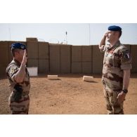Le colonel Eric Meunier du 3e régiment d'hélicoptères de combat (RHC) remet la Légion d'honneur au lieutenant-colonel Guillaume Humbert à Gao, au Mali.