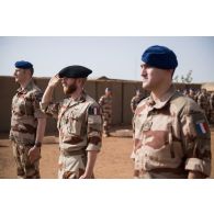Un adjudant du groupement de commandos de montagne (GCM) salue aux côtés des autres récipiendaires à Gao, au Mali.
