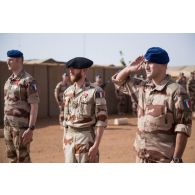Un maréchal des logis-chef du 3e régiment d'hélicoptères de combat (RHC) salue aux côtés des autres récipiendaires à Gao, au Mali.