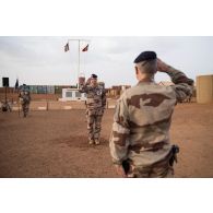 Le lieutenant-colonel Sébastien Baillot présente les troupes au colonel Sébastien Barbot du 515e régiment du train (RT) à Gao, au Mali.