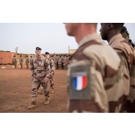 Le colonel Sébastien Barbot passe les troupes du 515e régiment du train (RT) en revue à Gao, au Mali.