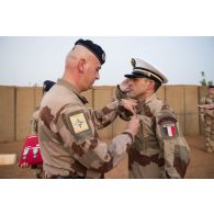 Le colonel Sébastien Barbot décore le major Cyrille, chargé de prévention, de la médaille militaire à Gao, au Mali.