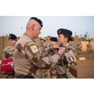 Le colonel Sébastien Barbot du 515e régiment du train (RT) remet la médaille d'Outre-mer avec agrafe Sahel à un aviateur à Gao, au Mali.