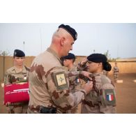 Le colonel Sébastien Barbot remet la médaille d'Outre-mer avec agrafe Sahel à un soldat de première classe du 515e régiment du train (RT) à Gao, au Mali.