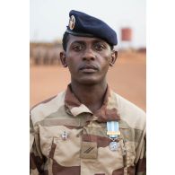 Portrait d'un soldat de première classe récipiendaire de la médaille d'Outre-mer avec agrafe Sahel à Gao, au Mali.