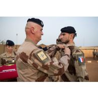 Le colonel Sébastien Barbot du 515e régiment du train (RT) remet la médaille d'Outre-mer avec agrafe Sahel à un soldat de première classe du Service des essences des armées (SEA) à Gao, au Mali.