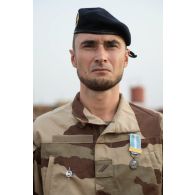 Portrait d'un soldat de première classe du Service des essences des armées (SEA), récipiendaire de la médaille d'Outre-mer avec agrafe Sahel à Gao, au Mali.