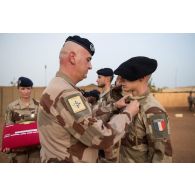 Le colonel Sébastien Barbot du 515e régiment du train (RT) remet la médaille d'Outre-mer avec agrafe Sahel à un soldat de première classe à Gao, au Mali.