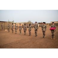 Rassemblement des récipiendaires de la médaille d'Outre-mer avec agrafe Sahel à Gao, au Mali.