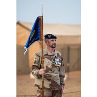 Portrait du porte drapeau du 515e régiment du train (RT) à Gao, au Mali.