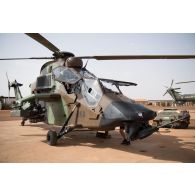 Un hélicoptère Tigre EC-665 HAD B2 du 1er régiment d'hélicoptères de combat (RHC) stationne sur la zone de poser d'hélicoptères (ZPA) à Gao, au Mali.