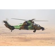 Un hélicoptère Tigre EC-665 HAD B2 du 1er régiment d'hélicoptères de combat (RHC) survole la région de Gao, au Mali.