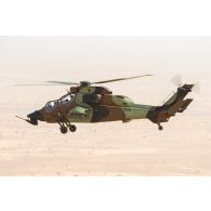 Un hélicoptère Tigre EC-665 HAD B2 du 1er régiment d'hélicoptères de combat (RHC) survole la région de Gao, au Mali.