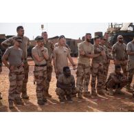 Des chefs de section du 7e bataillon de chasseurs alpins (BCA) et du 2e régiment étranger de génie (REG) écoutent un briefing sur caisse à sable à Gossi, au Mali.