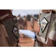 Insignes d'épaule du groupement tactique désert (GTD) Belleface sur le treillis d'officiers du 7e bataillon de chasseurs alpins (BCA) à Gossi, au Mali.