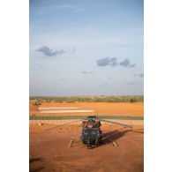 Un hélicoptère Caïman NH-90 stationne sur la zone de poser d'hélicoptère (ZPA) de Gossi, au Mali.