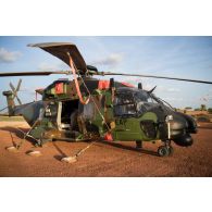 Un hélicoptère Caïman NH-90 stationne sur la zone de poser d'hélicoptère (ZPA) de Gossi, au Mali.