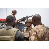 Un chasseur du peloton de reconnaissance et d'intervention (PRI) du 4e régiment de chasseurs (RCh) transmet aux soldats maliens les éléments pour la mission de la journée à N'Daki, au Mali.